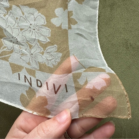 INDIVI Silk Scarf- White and gold floral. - Picture 7 of 7